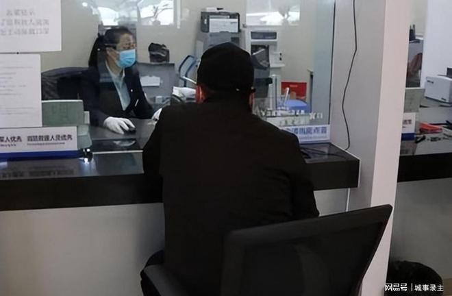 _大妈瘫痪养子照顾8年，她给养子3万亲子2套房，养子取钱时傻眼_大妈瘫痪养子照顾8年，她给养子3万亲子2套房，养子取钱时傻眼