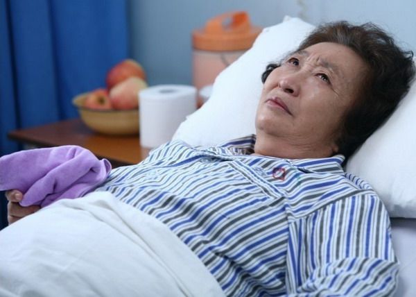 我照料养母20年，临终前给亲儿子四合院给我2千元，取款时傻眼了