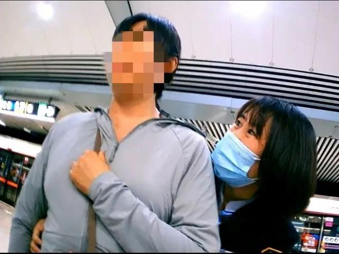女乘客被润喉糖卡喉 北京地铁工作人员用海姆立克法成功施救