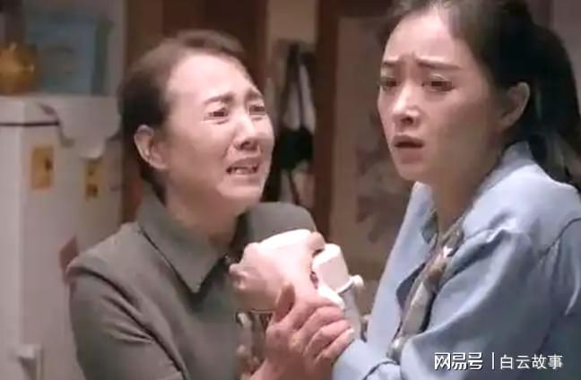入赘后丈母娘不让我上桌，我没闹，转身卖房带女儿离开，她们傻眼