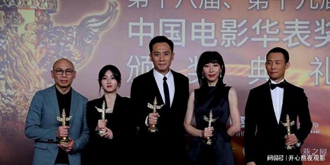沈腾神操作|华表奖忘词现场秒变喜剧名场面 网友：这救场我给满分_沈腾神操作|华表奖忘词现场秒变喜剧名场面 网友：这救场我给满分_