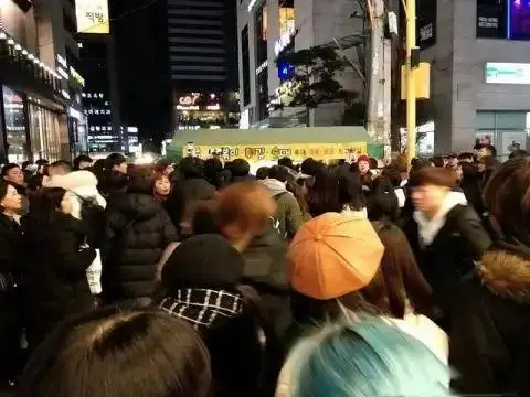 张学友歌迷彻底激怒考生家长！主办方不知悔改，演唱会被紧急叫停__张学友歌迷彻底激怒考生家长！主办方不知悔改，演唱会被紧急叫停