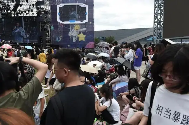 张学友歌迷彻底激怒考生家长！主办方不知悔改，演唱会被紧急叫停_张学友歌迷彻底激怒考生家长！主办方不知悔改，演唱会被紧急叫停_