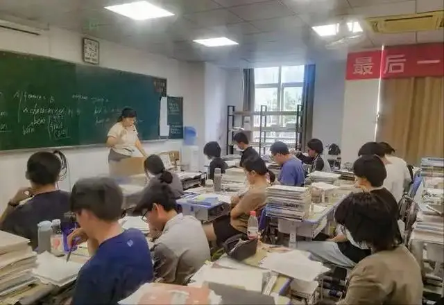 张学友歌迷彻底激怒考生家长！主办方不知悔改，演唱会被紧急叫停__张学友歌迷彻底激怒考生家长！主办方不知悔改，演唱会被紧急叫停
