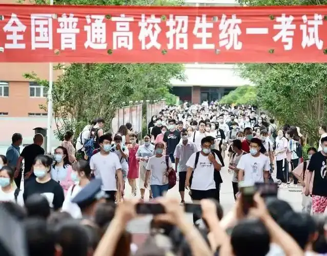 张学友歌迷彻底激怒考生家长！主办方不知悔改，演唱会被紧急叫停_张学友歌迷彻底激怒考生家长！主办方不知悔改，演唱会被紧急叫停_