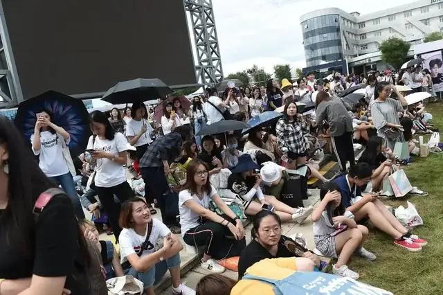 张学友歌迷彻底激怒考生家长！主办方不知悔改，演唱会被紧急叫停__张学友歌迷彻底激怒考生家长！主办方不知悔改，演唱会被紧急叫停