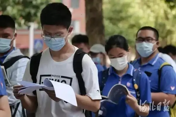 _张学友歌迷彻底激怒考生家长！主办方不知悔改，演唱会被紧急叫停_张学友歌迷彻底激怒考生家长！主办方不知悔改，演唱会被紧急叫停