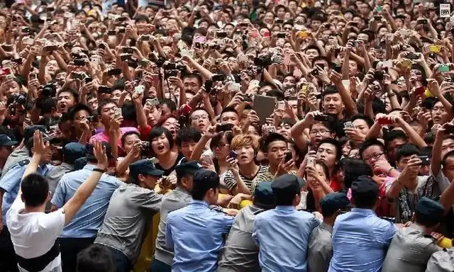 张学友歌迷彻底激怒考生家长！主办方不知悔改，演唱会被紧急叫停_张学友歌迷彻底激怒考生家长！主办方不知悔改，演唱会被紧急叫停_