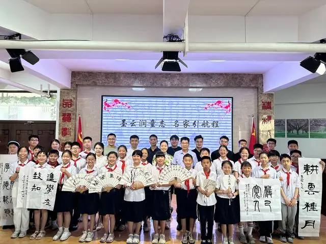 书法童心未泯__书法浸润童心的手抄报