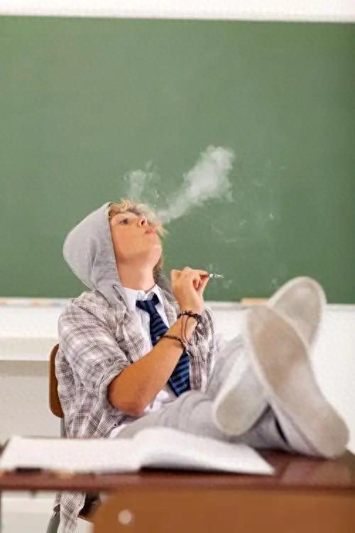 教育局硬气选择支持学校：孩子聚众吸烟被劝退，家长质疑学校违法