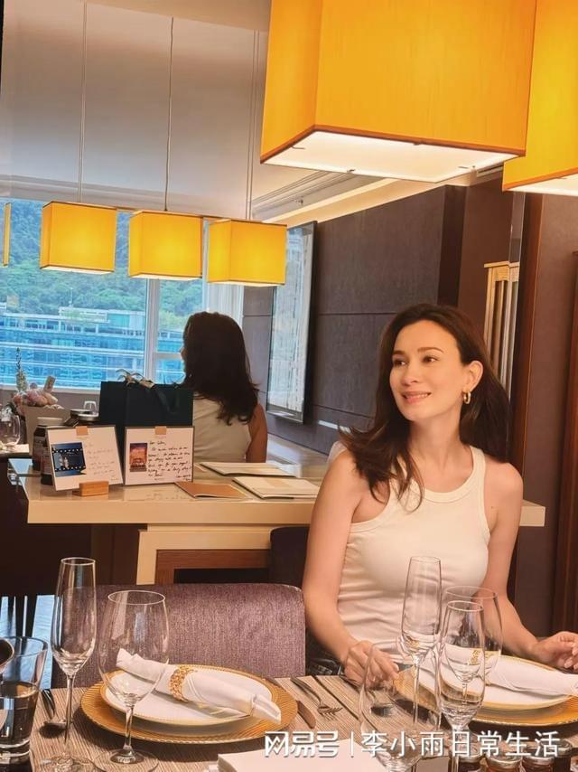 卢靖姗官宣二胎后晒娃，2岁女儿身高优越，穿白色公主裙甜美漂亮_卢靖姗官宣二胎后晒娃，2岁女儿身高优越，穿白色公主裙甜美漂亮_