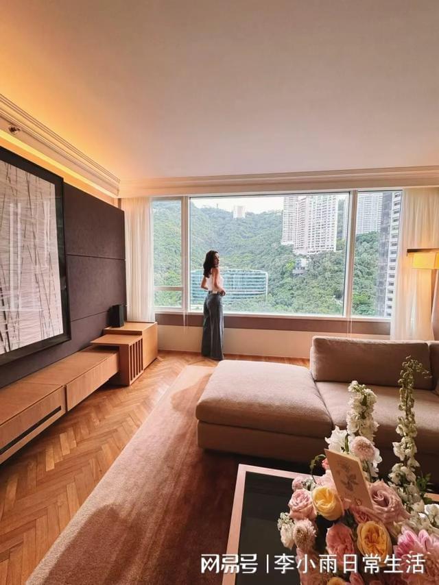 卢靖姗官宣二胎后晒娃，2岁女儿身高优越，穿白色公主裙甜美漂亮__卢靖姗官宣二胎后晒娃，2岁女儿身高优越，穿白色公主裙甜美漂亮