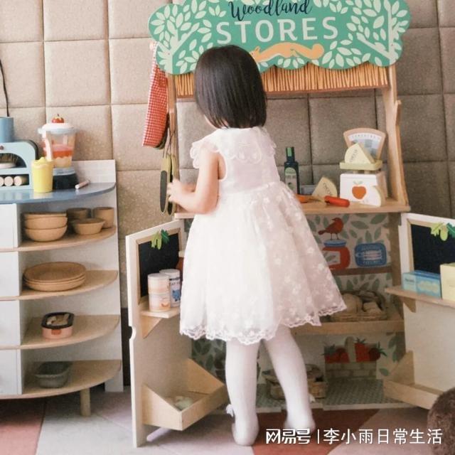 _卢靖姗官宣二胎后晒娃，2岁女儿身高优越，穿白色公主裙甜美漂亮_卢靖姗官宣二胎后晒娃，2岁女儿身高优越，穿白色公主裙甜美漂亮