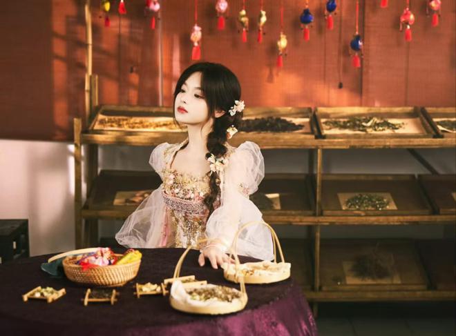 _楚白演员_2025端午晚会的七位美女：王楚然柔美、白鹿典雅、陈丽君英气十足
