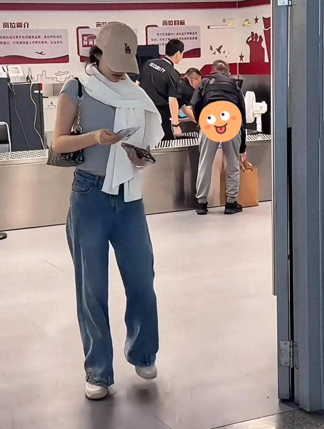 林允机场被偶遇，请粉丝喝咖啡，自曝脖子打水光针看见镜头遮挡