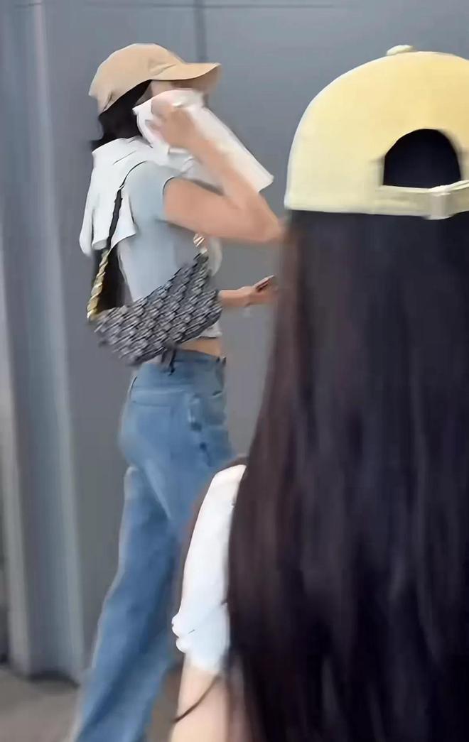 林允机场被偶遇，请粉丝喝咖啡，自曝脖子打水光针看见镜头遮挡__林允机场被偶遇，请粉丝喝咖啡，自曝脖子打水光针看见镜头遮挡