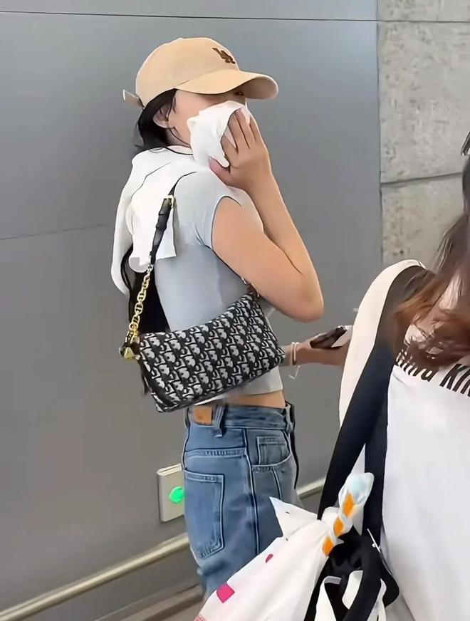 _林允机场被偶遇，请粉丝喝咖啡，自曝脖子打水光针看见镜头遮挡_林允机场被偶遇，请粉丝喝咖啡，自曝脖子打水光针看见镜头遮挡