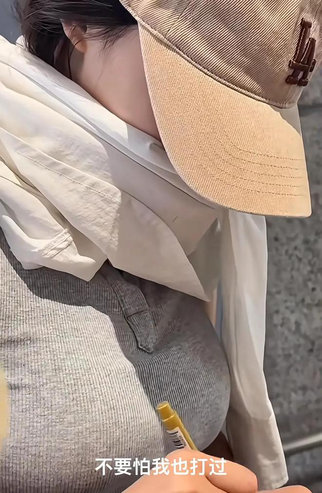 林允机场被偶遇，请粉丝喝咖啡，自曝脖子打水光针看见镜头遮挡__林允机场被偶遇，请粉丝喝咖啡，自曝脖子打水光针看见镜头遮挡