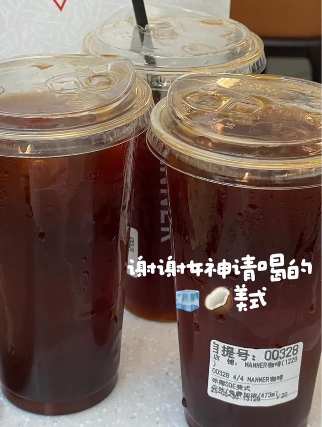 林允机场被偶遇，请粉丝喝咖啡，自曝脖子打水光针看见镜头遮挡__林允机场被偶遇，请粉丝喝咖啡，自曝脖子打水光针看见镜头遮挡