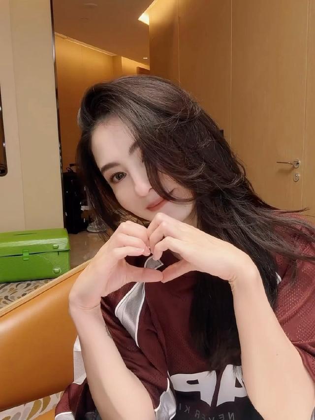 张柏芝晒端午vlog！大儿子从新加坡给她带最爱的蛋糕，幸福到流泪_张柏芝晒端午vlog！大儿子从新加坡给她带最爱的蛋糕，幸福到流泪_