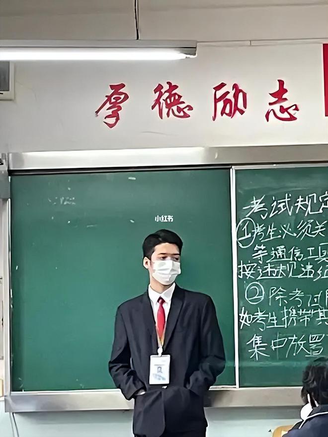 家长以监督员的身份监考，却发现一个特别的女孩，她的话引人深思