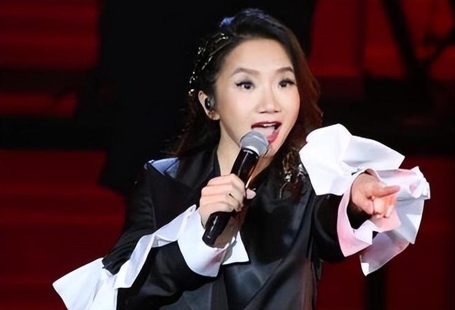 模仿馆长陈之汉？抹黑大陆、下跪金秀贤的陶晶莹，又来内地捞金了__模仿馆长陈之汉？抹黑大陆、下跪金秀贤的陶晶莹，又来内地捞金了
