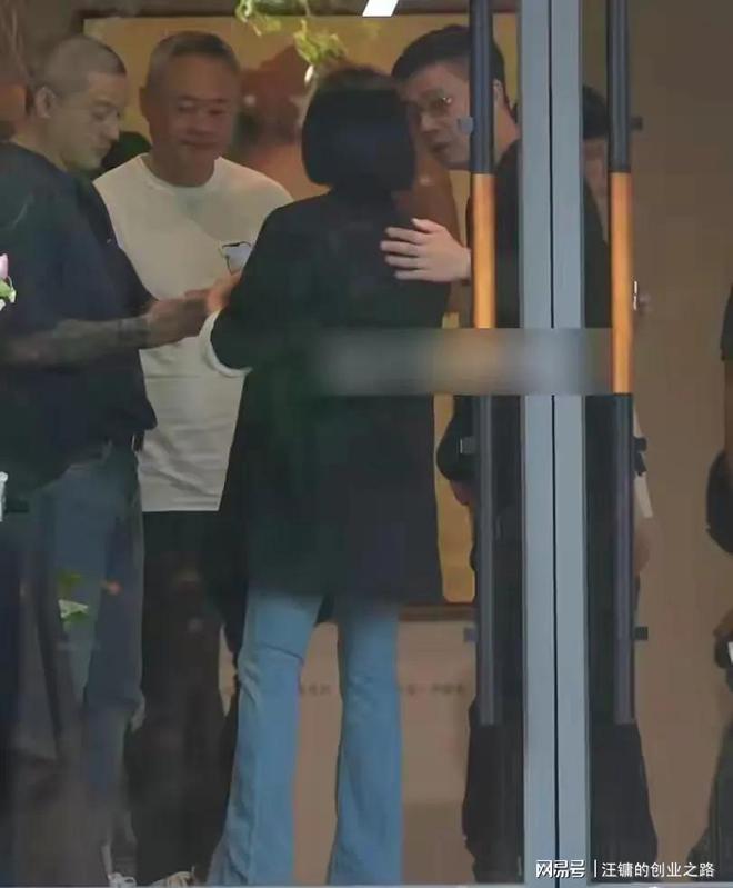 _黄春梅为孙女Lily加油，态度与玥儿不同，偏心？_黄春梅为孙女Lily加油，态度与玥儿不同，偏心？