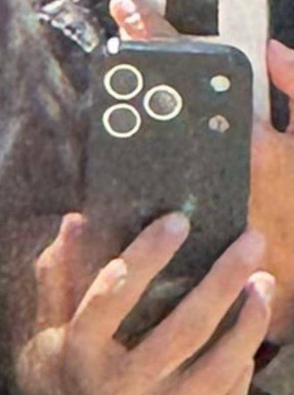 _iPhone 17 Pro 原型机惊现街头，网友：是苹果的剧本罢了_iPhone 17 Pro 原型机惊现街头，网友：是苹果的剧本罢了