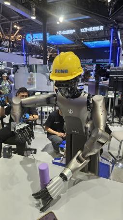 人形机器人竞技WAIC：跳街舞、康复训练、打麻将，商业化前景如何？