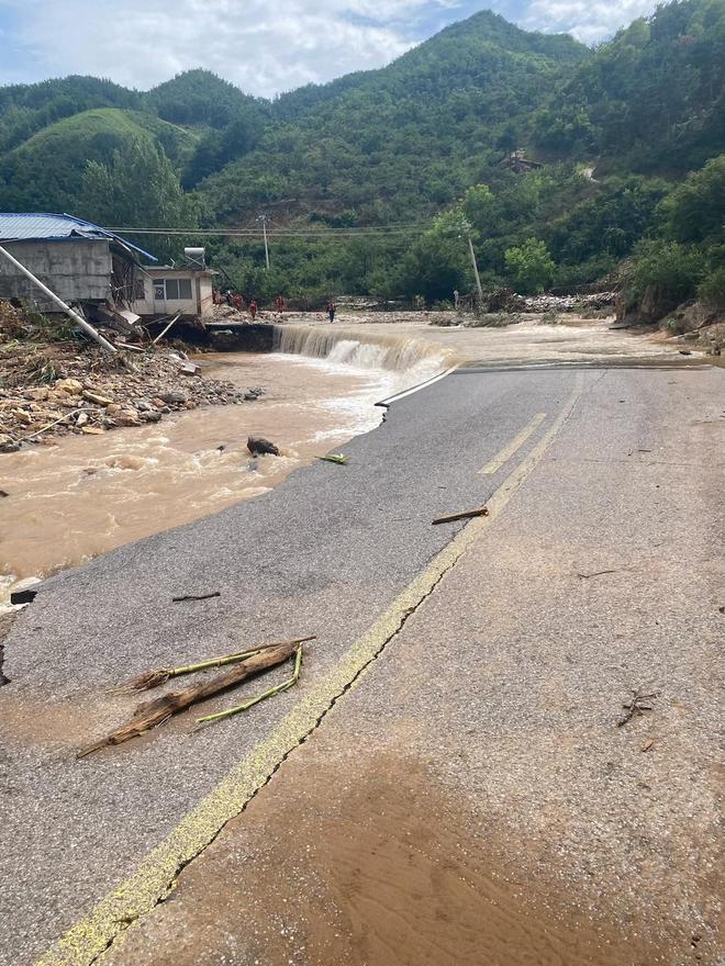 强降雨致河北兴隆8人遇难18人失联 亲历者：与家人失联近48小时 徒步数小时进村才见上面