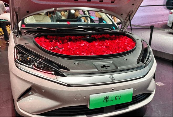 限时售10.98万起 比亚迪秦L EV新车型亮相成都车展