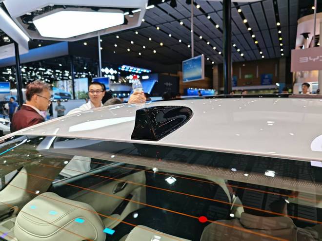 限时售10.98万起 比亚迪秦L EV新车型亮相成都车展