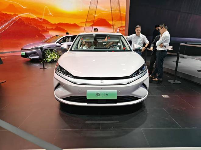 限时售10.98万起 比亚迪秦L EV新车型亮相成都车展