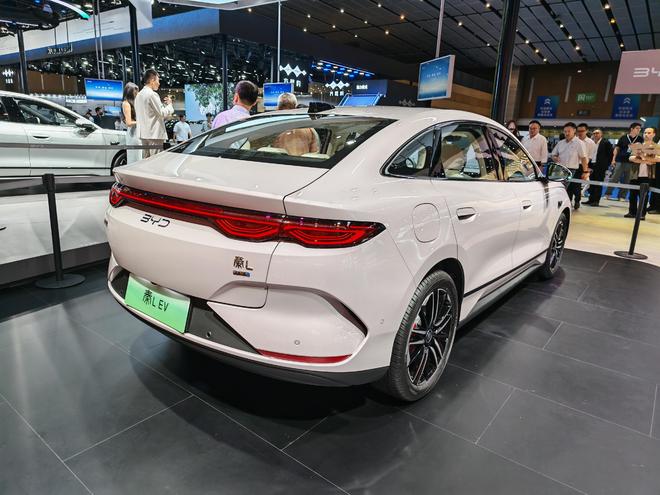 限时售10.98万起 比亚迪秦L EV新车型亮相成都车展