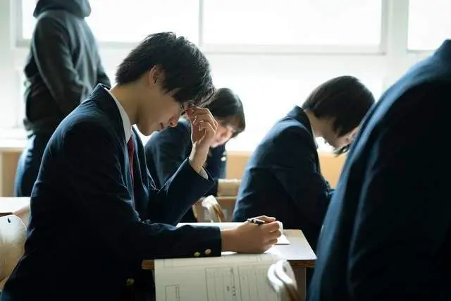 高中难考大学好上__高中很努力大学学不进去
