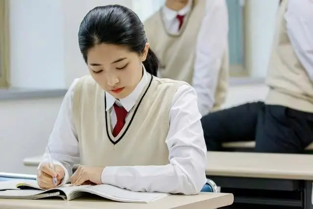 高中很努力大学学不进去_高中难考大学好上_
