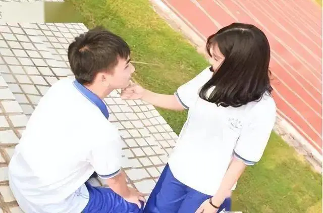 初中女生漂亮早恋__女生初中长相定型了么