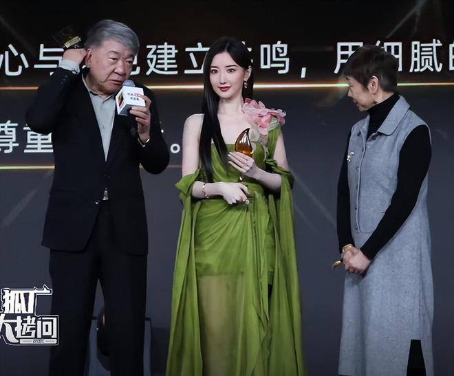 拉丁舞表演裙子_拉丁红舞蹈_