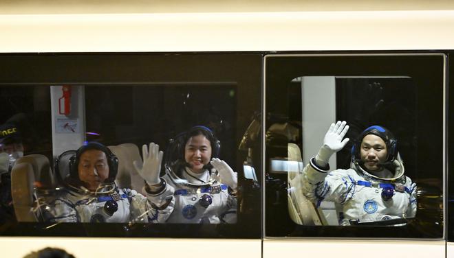 神舟十九号载人飞船与空间站组合体成功分离