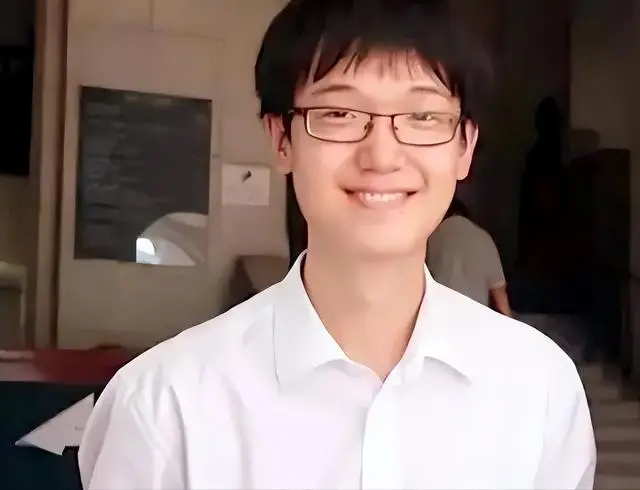 高考状元李泰伯：拒绝清华北大，被11所美国名校惨拒，如今后悔吗