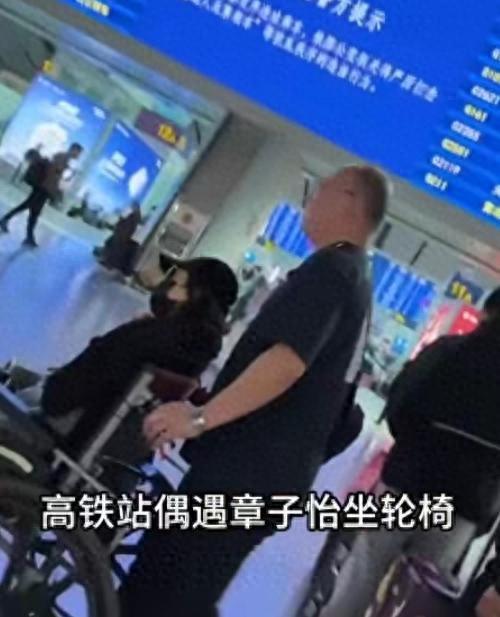 汪峰带仨儿女看话剧，宠溺搂着5岁儿子比耶，醒醒靠爸爸身上撒娇