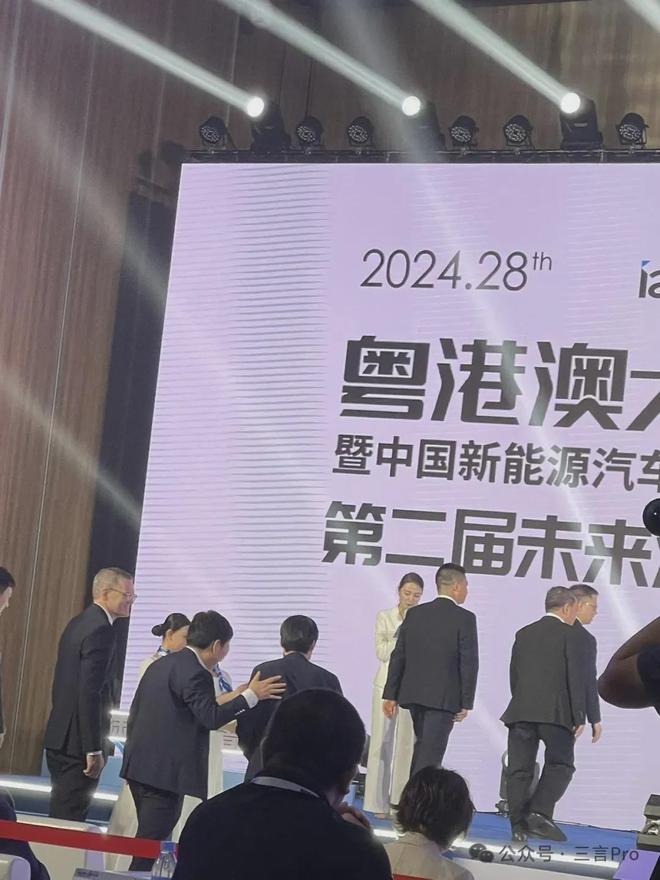 雷军缺席的车展，余承东“杀疯了”，台下助理直摆手
