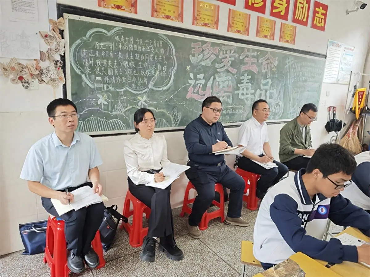 聚焦课堂促成长 ，专家引领明方向 ——邵阳市教科院专家组赴邵阳市第十一中学听课评课