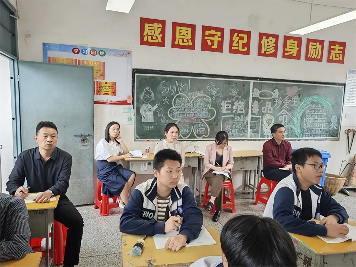 聚焦课堂促成长 ，专家引领明方向 ——邵阳市教科院专家组赴邵阳市第十一中学听课评课_聚焦课堂促成长 ，专家引领明方向 ——邵阳市教科院专家组赴邵阳市第十一中学听课评课_