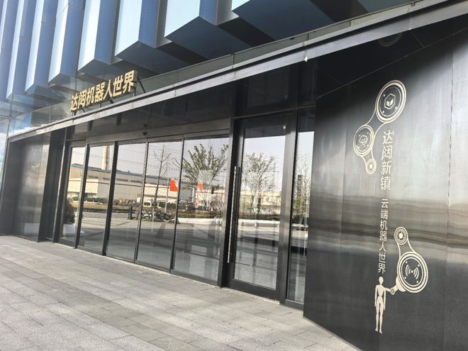 _酒店送餐机器人多少钱_酒店送物机器人的好处