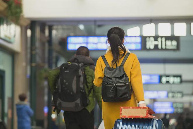 火车站搬运行李多少钱_火车站搬行李的人_