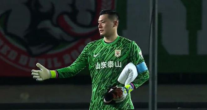 中超-VAR四次抢戏！山东泰山连丢2球2-2河南