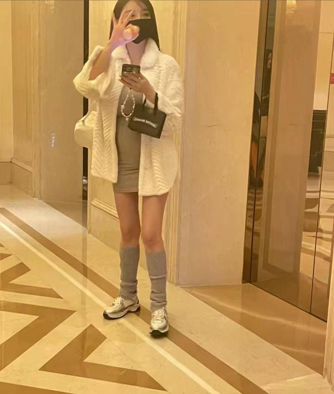 父亲去世后黄子韬首露面_郑秀文风波首露面_