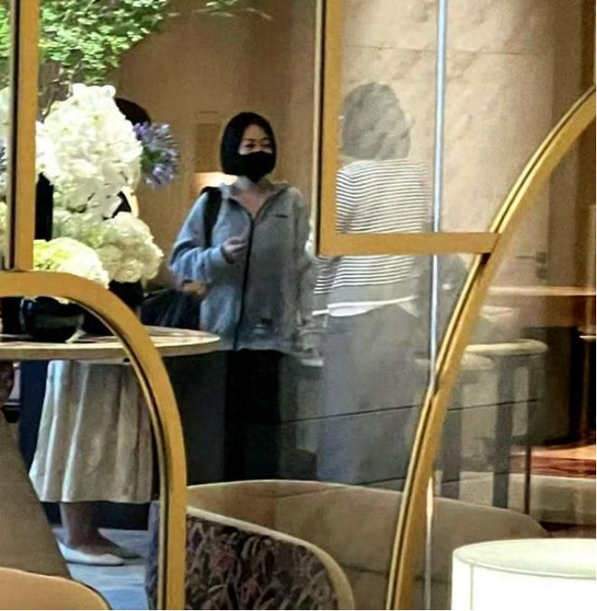小S独自赴韩被拍，瘦到撑不起衣服！失去大S后，她还能振作吗？