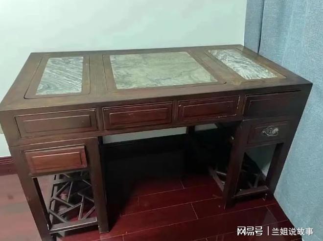 老人花5万购老家具，孙女擦拭发现抽屉3层暗扣，拉开后全家愣了